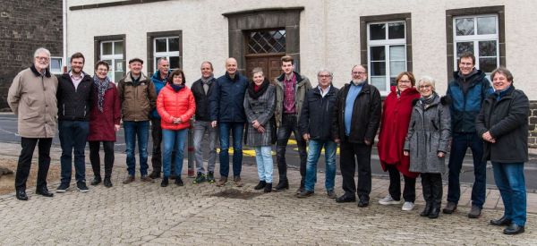 V.l.n.r. Helmut Wingender, Bastian Schüller, Beate Moog-Kopp, Christian Albert, Heinz Geisbüsch, Birgit Eultgem, Christian Lange, Thomas Braunstein, Gaby Schmitz, Daniel Demsky, Klaus Huiskes, Dietmar Mohr, Hildegard Mohr-Schroers, Renate Sundermeyer, Jan Geisbüsch, Michael Hahn. Das Team der SPD Kottenheim